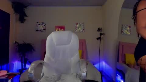 Snapshot of keyla_roberts_ chatting on December 14, 8:40 pm Adhara. Help me reach 100 likes online show from December 14, 8:40 pm