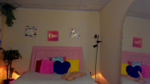 Snapshot of keyla_roberts_ chatting on December 15, 6:04 pm Adhara. Help me reach 100 likes online show from December 15, 6:04 pm