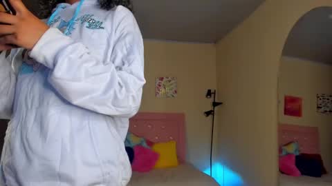 Snapshot of keyla_roberts_ chatting on December 18, 10:46 pm Adhara. Help me reach 100 likes online show from December 18, 10:46 pm