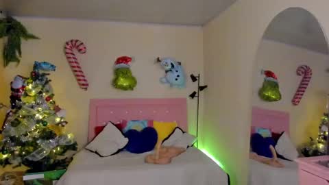 Snapshot of keyla_roberts_ chatting on December 24, 1:06 pm Adhara. Help me reach 100 likes online show from December 24, 1:06 pm