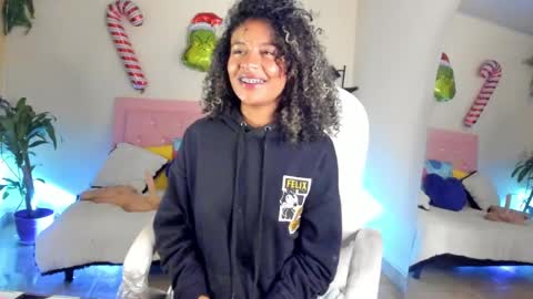 Snapshot of keyla_roberts_ chatting on December 27, 9:06 am Adhara. Help me reach 100 likes online show from December 27, 9:06 am