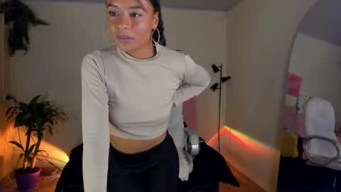 Snapshot of keyla_roberts_ chatting on January 4, 1:52 am Adhara. Help me reach 100 likes online show from January 4, 1:52 am