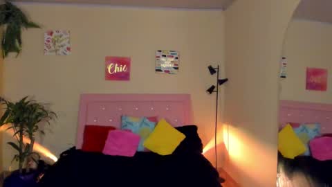 Snapshot of keyla_roberts_ chatting on January 5, 8:22 am Adhara. Help me reach 100 likes online show from January 5, 8:22 am