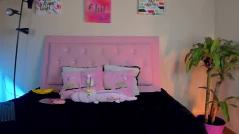 Snapshot of keyla_roberts_ chatting on January 29, 5:09 am Adhara. Help me reach 100 likes online show from January 29, 5:09 am