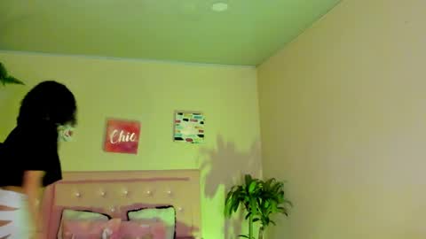 Snapshot of keyla_roberts_ chatting on February 3, 7:07 am Adhara. Help me reach 100 likes online show from February 3, 7:07 am
