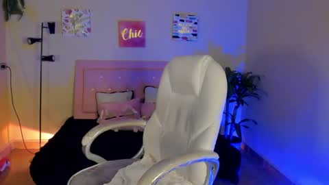 Snapshot of keyla_roberts_ chatting on February 9, 12:41 pm Adhara. Help me reach 100 likes online show from February 9, 12:41 pm