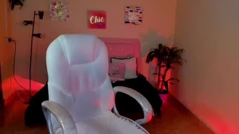 Snapshot of keyla_roberts_ chatting on February 15, 10:44 am Adhara. Help me reach 100 likes online show from February 15, 10:44 am