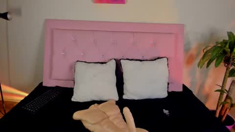 Snapshot of keyla_roberts_ chatting on February 16, 12:43 pm Adhara. Help me reach 100 likes online show from February 16, 12:43 pm