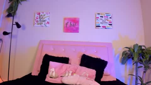 Snapshot of keyla_roberts_ chatting on February 23, 6:39 am Adhara. Help me reach 100 likes online show from February 23, 6:39 am