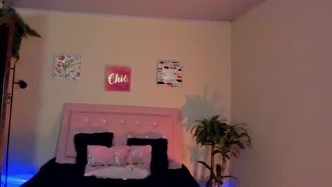 Snapshot of keyla_roberts_ chatting on February 27, 2:42 am Adhara. Help me reach 100 likes online show from February 27, 2:42 am