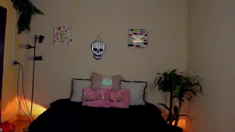 Snapshot of keyla_roberts_ chatting on March 2, 6:59 am Adhara. Help me reach 100 likes online show from March 2, 6:59 am