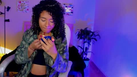 Snapshot of keyla_roberts_ chatting on March 3, 9:15 pm Adhara. Help me reach 100 likes online show from March 3, 9:15 pm