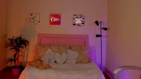 Snapshot of keyla_roberts_ chatting on March 9, 9:35 am Adhara. Help me reach 100 likes online show from March 9, 9:35 am