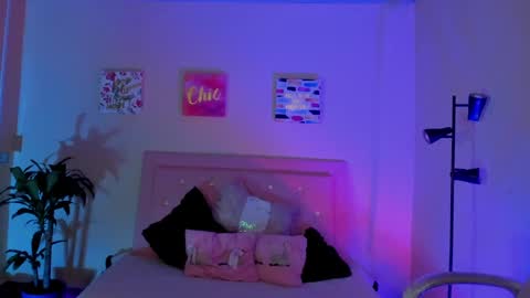Snapshot of keyla_roberts_ chatting on March 12, 1:47 am Adhara. Help me reach 100 likes online show from March 12, 1:47 am