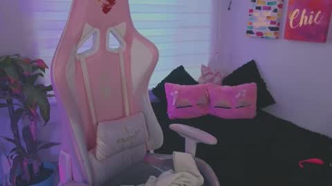 Snapshot of keyla_roberts_ chatting on September 12, 12:27 pm Adhara. Help me reach 100 likes online show from September 12, 12:27 pm