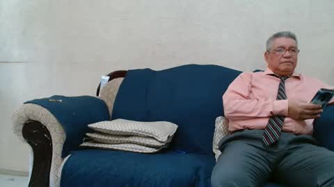 Snapshot of kiaming chatting on December 22, 9:23 pm KIA MING AND HER TEACHER online show from December 22, 9:23 pm