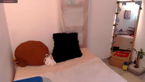 Snapshot of kiara_bermont chatting on December 29, 7:00 pm Kiara Bermont online show from December 29, 7:00 pm