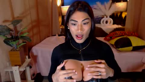 Snapshot of kiara_trans chatting on April 6, 10:49 am kiara_trans online show from April 6, 10:49 am