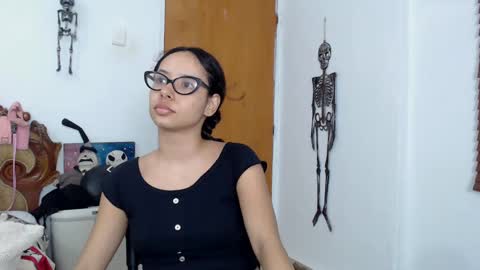 kiaralenon online show from October 1, 5:57 am