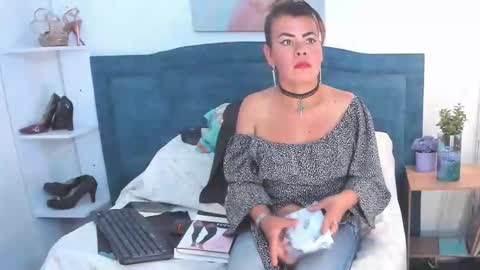 Snapshot of kiaraxmilf chatting on March 6, 8:27 pm kiaraXMlif online show from March 6, 8:27 pm