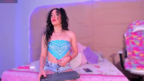 Snapshot of kiimcooper chatting on December 5, 10:35 am KIM COOPER online show from December 5, 10:35 am