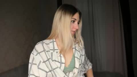 Snapshot of kiki_bloom chatting on December 1, 11:48 am Bella online show from December 1, 11:48 am