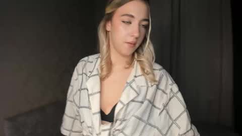 Snapshot of kiki_bloom chatting on December 2, 3:07 pm Bella online show from December 2, 3:07 pm