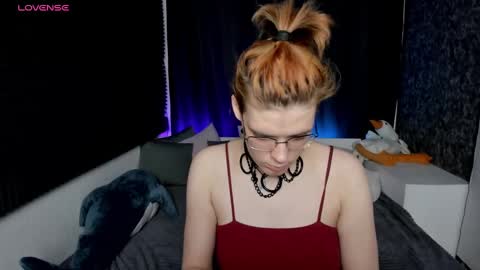 Snapshot of kiki_krash chatting on December 6, 4:38 pm Kiki online show from December 6, 4:38 pm