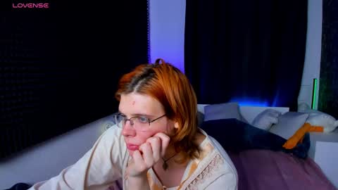 Snapshot of kiki_krash chatting on December 18, 6:03 pm Kiki online show from December 18, 6:03 pm