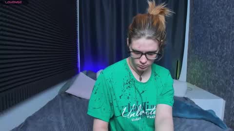 Snapshot of kiki_krash chatting on February 24, 1:21 pm Kiki online show from February 24, 1:21 pm