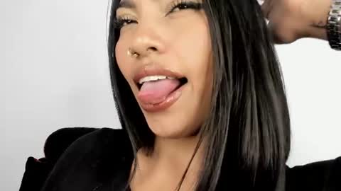 kim_mouth17 online show from July 31, 9:25 pm