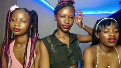 Snapshot of kimberly_chloe chatting on November 22, 4:28 pm Kimberly online show from November 22, 4:28 pm