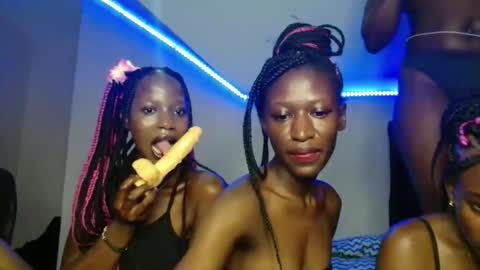 Snapshot of kimberly_chloe chatting on November 25, 5:57 pm Kimberly online show from November 25, 5:57 pm