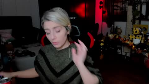 Snapshot of kimilee22 chatting on September 30, 6:24 pm Wolfs Girl online show from September 30, 6:24 pm