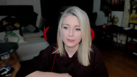 Snapshot of kimilee22 chatting on October 15, 4:07 pm Wolfs Girl online show from October 15, 4:07 pm