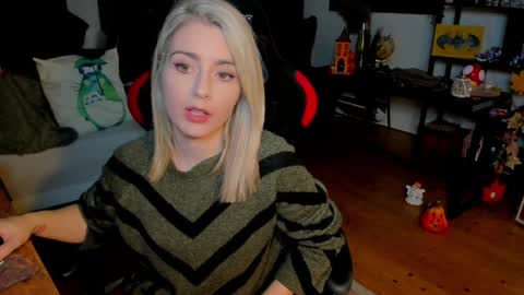 Snapshot of kimilee22 chatting on October 22, 6:18 pm Wolfs Girl online show from October 22, 6:18 pm