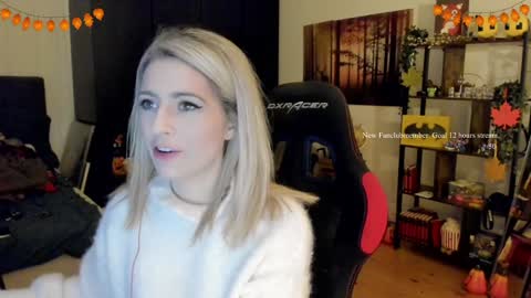 Snapshot of kimilee22 chatting on November 21, 10:52 pm Wolfs Girl online show from November 21, 10:52 pm