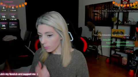 Snapshot of kimilee22 chatting on November 23, 6:30 pm Wolfs Girl online show from November 23, 6:30 pm