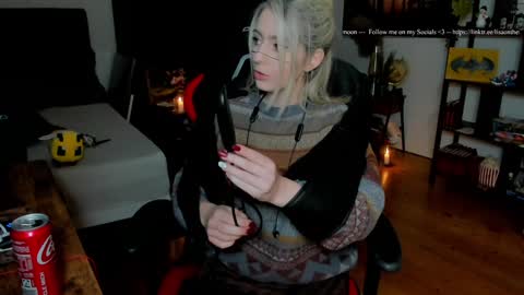 Snapshot of kimilee22 chatting on November 27, 8:22 pm Wolfs Girl online show from November 27, 8:22 pm