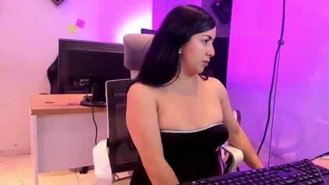 Snapshot of kimkalifa chatting on October 21, 1:23 pm Camila online show from October 21, 1:23 pm