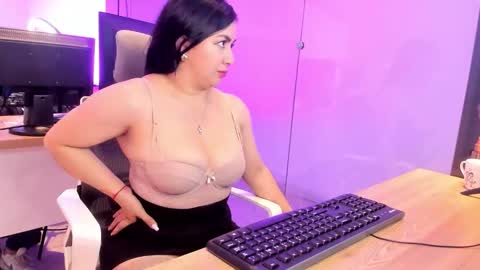 Snapshot of kimkalifa chatting on November 1, 1:13 pm Camila online show from November 1, 1:13 pm