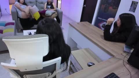 Snapshot of kimkalifa chatting on December 17, 1:39 pm Camila online show from December 17, 1:39 pm