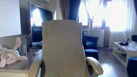 Kim Lee  online show from April 10, 2:33 pm