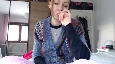 sexysexyhotwetpinkredpussy online show from June 3, 6:02 pm
