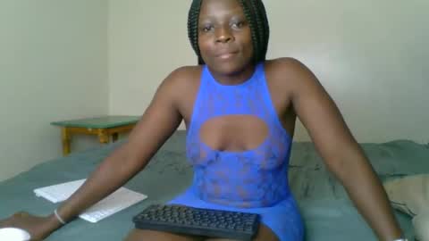 Snapshot of kinky_roey chatting on February 16, 7:59 am kinky_roey online show from February 16, 7:59 am