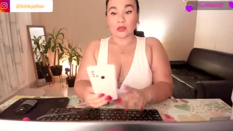 Snapshot of kinkyelise chatting on December 4, 7:39 am Jenny online show from December 4, 7:39 am
