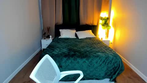 kira online show from March 18, 1:09 am