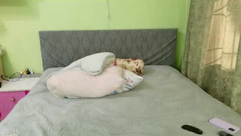 Snapshot of kira_kittyxxx chatting on February 23, 6:33 am Kira online show from February 23, 6:33 am