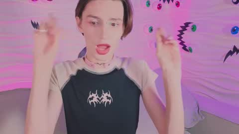 Snapshot of kira_long chatting on October 29, 5:31 am MADI online show from October 29, 5:31 am