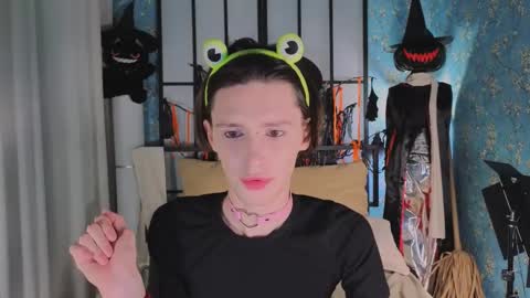 Snapshot of kira_long chatting on November 2, 5:10 am MADI online show from November 2, 5:10 am